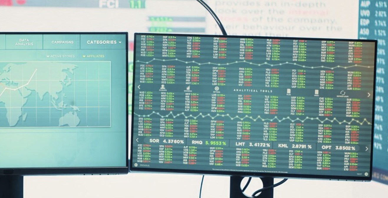 TMGM TV | Wall Street indexes little changed as US government shutdown  looms 01.10.2025